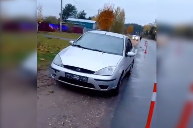 В Окуловском округе женщина погибла под колесами легкового автомобиля
