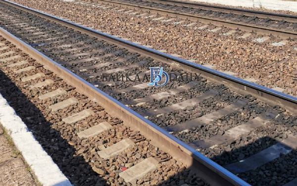 Грузовой поезд сбил насмерть мужчину в Иркутской области