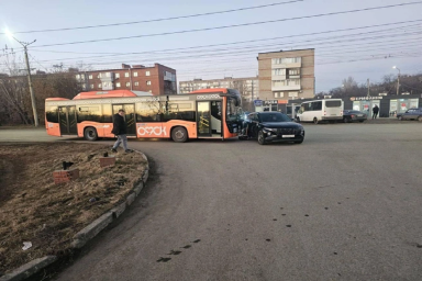 В Омске водитель иномарки врезался в пассажирский автобус