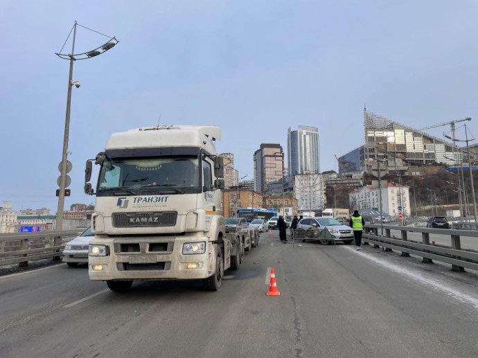Мокрые колеса после автомойки стали причиной массовой аварии на Золотом мосту Мокрые колеса после автомойки стали причиной массовой аварии на Золотом мосту