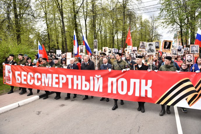 Михаил Евраев с портретом деда прошел в колонне «Бессмертного полка»