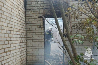 В Прохоровском районе подожгли дом на двух хозяев