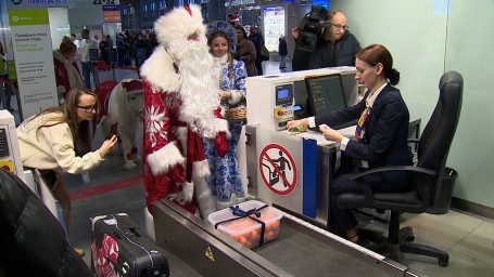 За утро 31 декабря из аэропорта Пулково бесплатно улетели 22 Дедов Морозов и Снегурочек