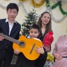 От трудностей с моторикой к первым аккордам для мамы: юному сахалинцу подарили гитару