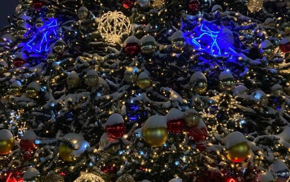 Власти Курской области потребовали ускорить новогоднее оформление города Власти Курской области потребовали ускорить новогоднее оформление города