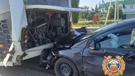 В Башкирии автомобиль с детьми врезался в автобус