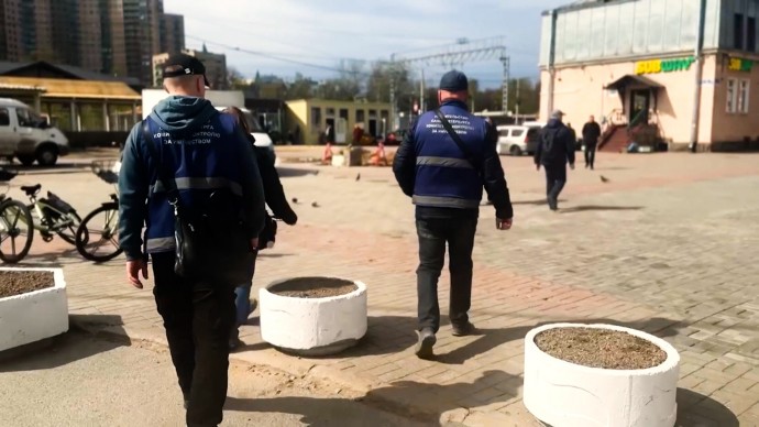 Инспекторы комитета по контролю за имуществом Петербурга в праздничные выходные проводят рейды у станций метро