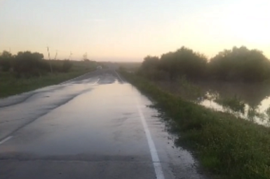 Из-за дождевого паводка в Приамурье подтопило огороды и дороги