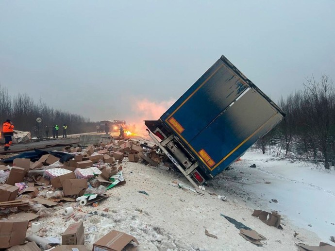 В ДТП с тремя фурами на трассе М8 погиб человек, двое пострадали В ДТП с тремя фурами на трассе М8 погиб человек, двое пострадали