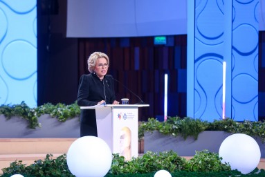 Матвиенко призвала повсеместно внедрять корпоративные демографические стандарты