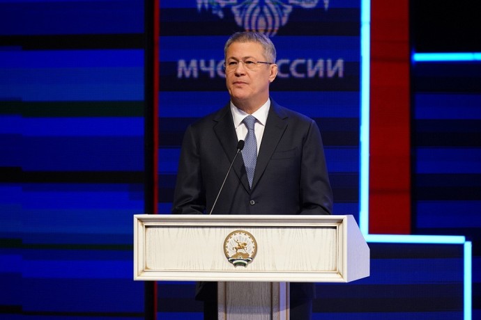 Радий Хабиров поздравил спасателей Башкирии Радий Хабиров поздравил спасателей Башкирии