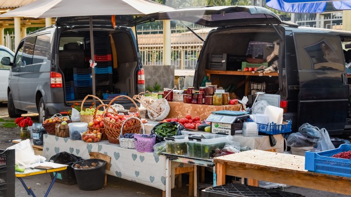 В Петербурге улицы очистили от незаконной торговли и самовольных павильонов В Петербурге улицы очистили от незаконной торговли и самовольных павильонов