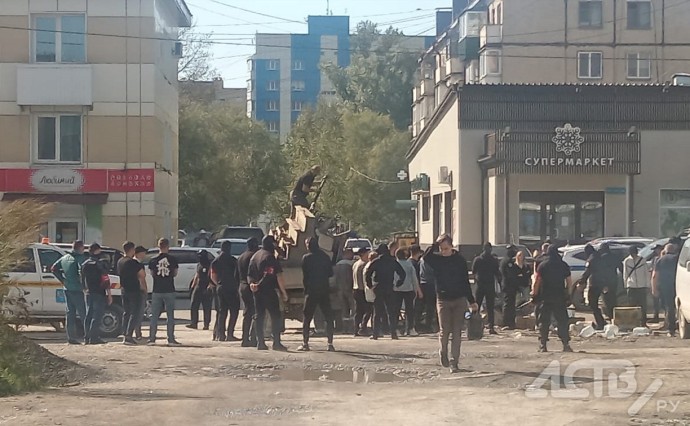 Люди в масках разломали палатку торговцев арбузами в Южно-Сахалинске