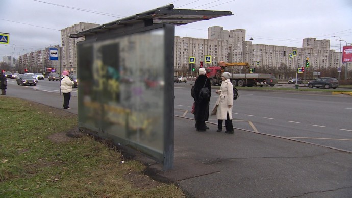 Группа подростков отмыла изрисованную вандалами остановку на Васильевском острове Группа подростков отмыла изрисованную вандалами остановку на Васильевском острове