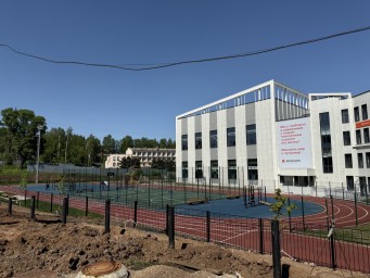 Первоклассники, добро пожаловать: новая школа в Шевелях готова принять «отказных» семилеток