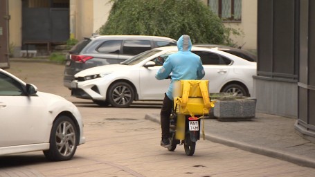 В Петербурге приняли новые правила для курьеров на электротранспорте: кто и как будет следить за их соблюдением