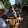 Пришла соседка и всех выгнала. Москвичка добилась прекращения игр в шахматы у себя под окном
