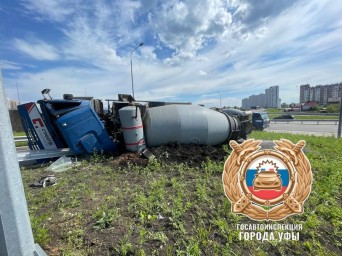 Водитель «КамАЗа» не справился с управлением и опрокинулся в Уфе