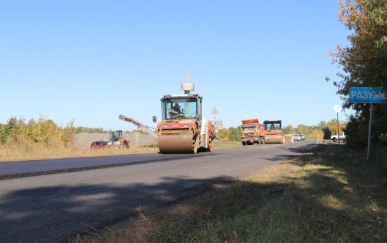 В Солнцевском районе укладывают первый слой асфальта на трассе Солнцево – Дубовец В Солнцевском районе укладывают первый слой асфальта на трассе Солнцево – Дубовец