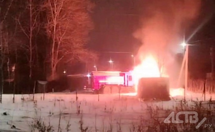 Два пожара потушили огнеборцы на улице Заводской в Ново-Александровске Два пожара потушили огнеборцы на улице Заводской в Ново-Александровске