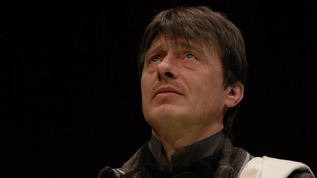 Люди собираются на прощание с народным артистом России Анатолием Лобоцким