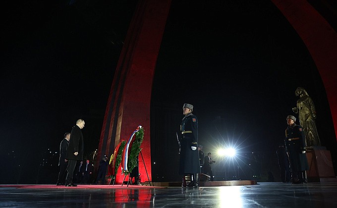 Президенты России и Киргизии возложили венки к Вечному огню Президенты России и Киргизии возложили венки к Вечному огню