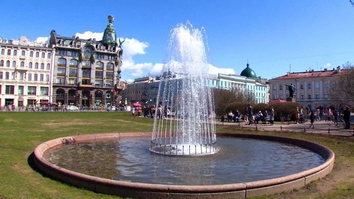 В Петербурге продлили время работы тридцати фонтанов