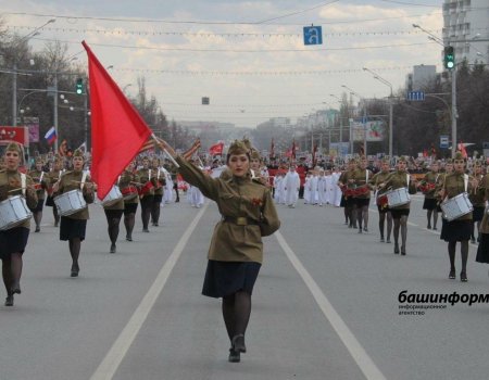 Жители Уфы споют под духовой оркестр песни «Катюша» и «День Победы»