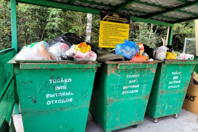 Москвичей возмутили помойка и общественный туалет в зоне отдыха. Они не могут пожарить шашлыки