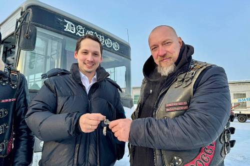 Новый автобус передали Василию Семенову для благовещенского передвижного музея