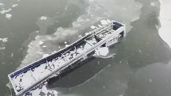 В Бурятии грузовик с углём съехал с моста в ледяную реку В Бурятии грузовик с углём съехал с моста в ледяную реку