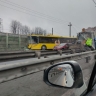 В результате массового ДТП в Ярославле автобус с пассажирами влетел в забор