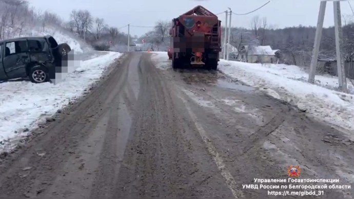 В Ровеньском округе при столкновении КамАЗа с легковушкой пострадал 22-летний парень