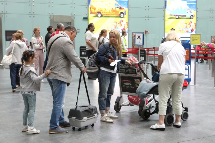 Семьи с детьми будут обслуживать в аэропортах в приоритетном порядке Семьи с детьми будут обслуживать в аэропортах в приоритетном порядке