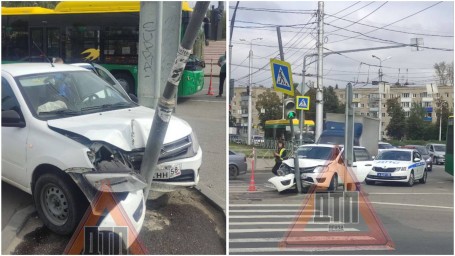 В Пензе у памятника Победы автомобиль врезался в столб