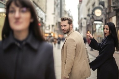 Психологи выяснили, какие факторы приводят к расставанию пары