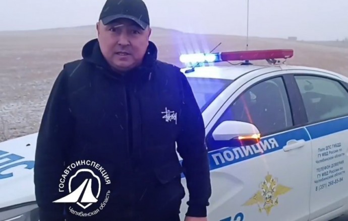 Сотрудники ГАИ помогли автомобилисту на дороге