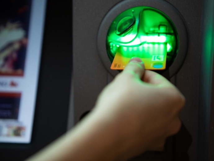 Банки проверяют каждое снятие наличных в банкомате — адвокат Пашин