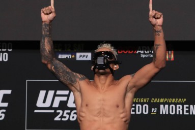 Экс-чемпион UFC обещает нокаутировать Топурию
