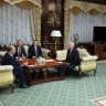 Зюганов вручил Лукашенко награду от КПРФ