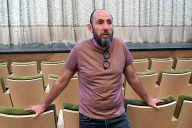 Директор МХАТ задержан по делу о растрате миллиарда рублей. Раньше его обвиняли в мошенничестве на огромные суммы