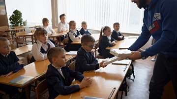 "Единая Россия" передала планшеты школьникам из Донбасса "Единая Россия" передала планшеты школьникам из Донбасса