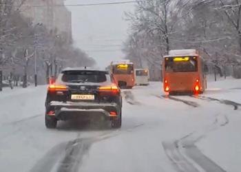 В центре Хабаровска из-за выпавшего снега не могут проехать автобусы