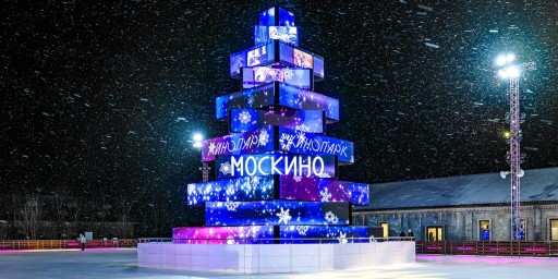 Елку из 184 LED-экранов установили на катке кинопарка «Москино»