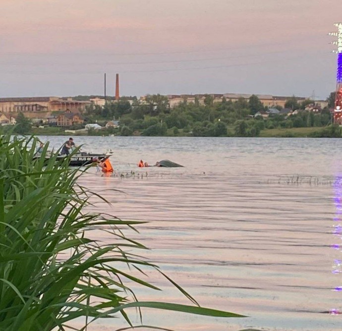 Троих костромичей засосало под воду у Ипатьевского монастыря