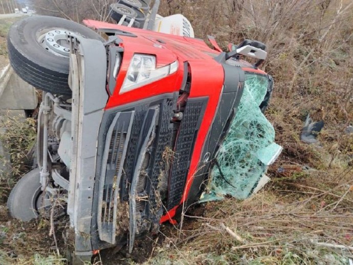 Тягач улетел в кювет по пути в Находку, утащив с собой молодую женщину Тягач улетел в кювет по пути в Находку, утащив с собой молодую женщину