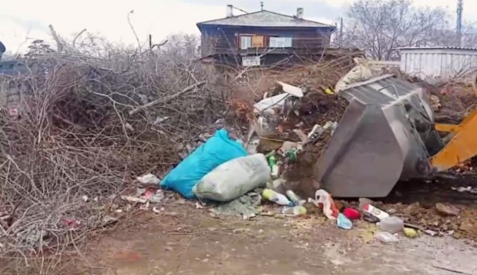 В Улан-Удэ на стихийных свалках откапывают мебель и одежду