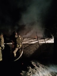 В Рыльске ночью сгорела кирпичная хозпостройка
