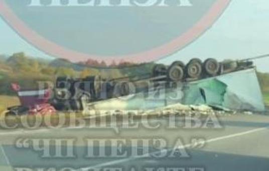 На трассе в Пензенской области перевернулась на крышу огромная фура. ВИДЕО