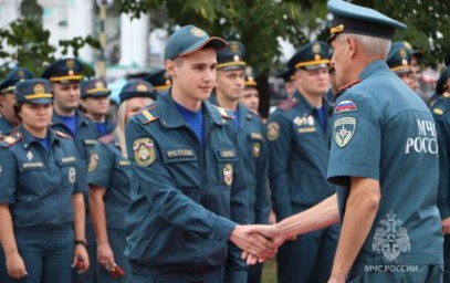 В Курске новобранцы МЧС приняли присягу у Памятного знака пожарным и спасателям